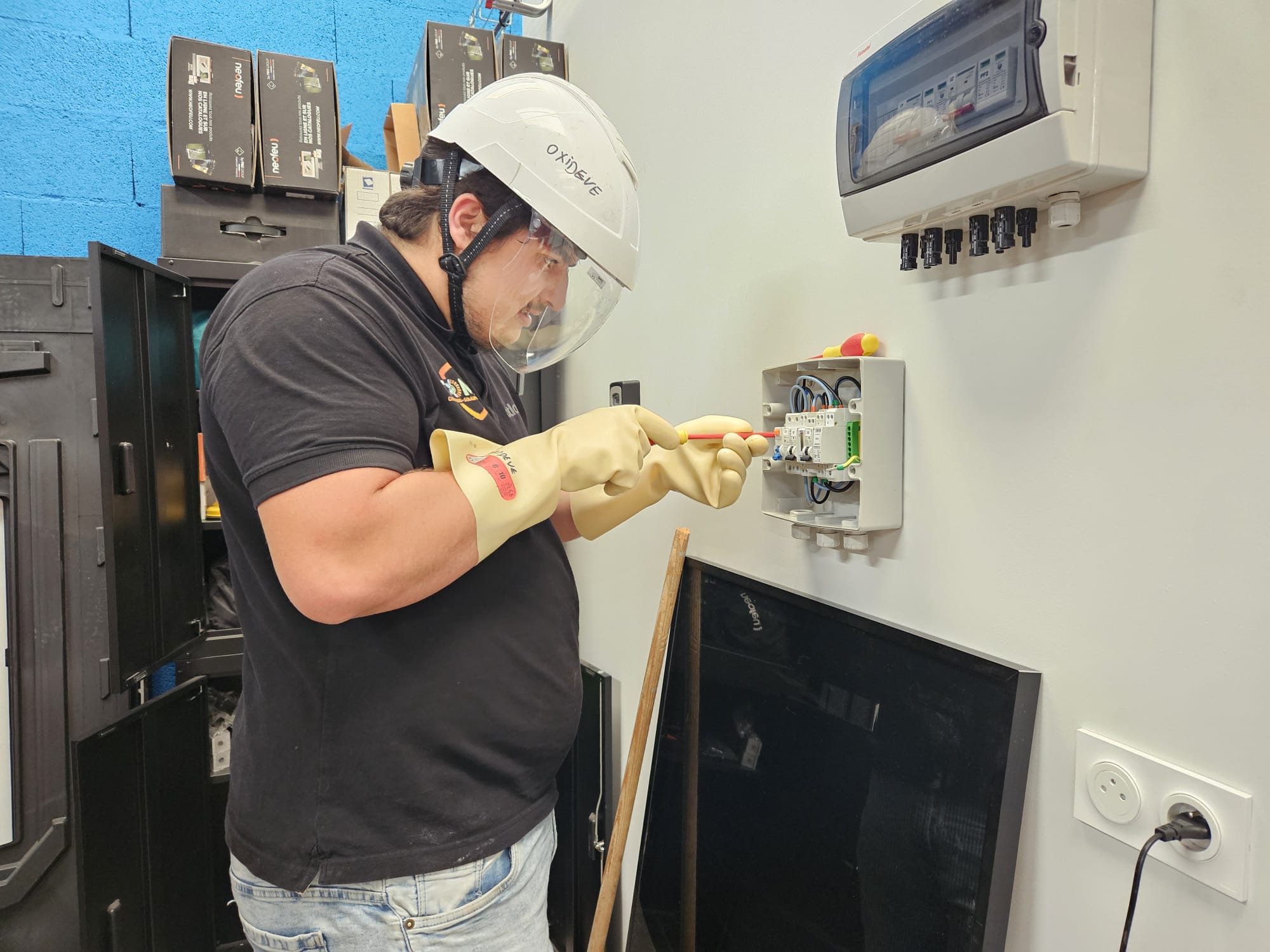 Stagiaire en habilitation électrique équipé d'un casque Oxideve